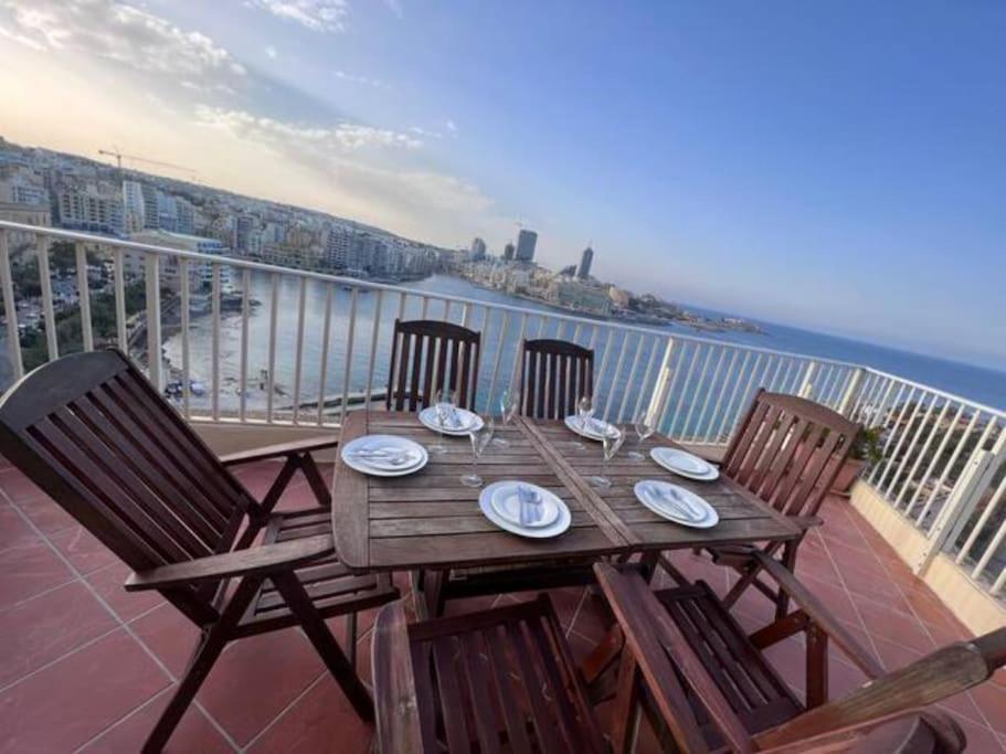 Spacious And Lovely Seaview Apartament